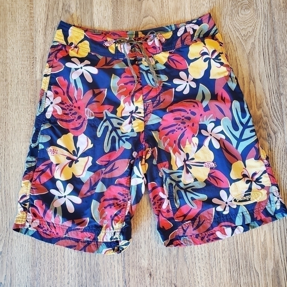 Patagonia Wavefarer 9" board shorts multi color floral sz 29